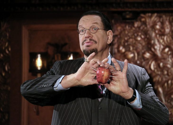 Penn Jillette, un mago real, apareció en Sabrina