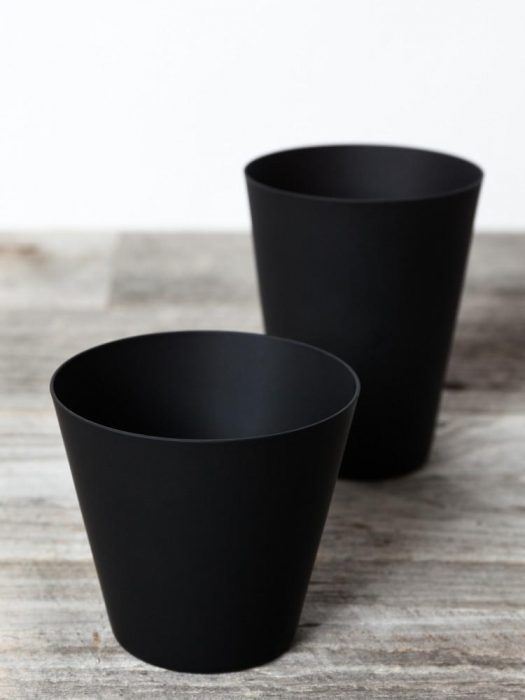 Par de vasos negro maté sobre la mesa