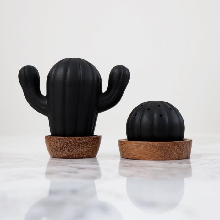 Palillero y salero negros en forma de cactus