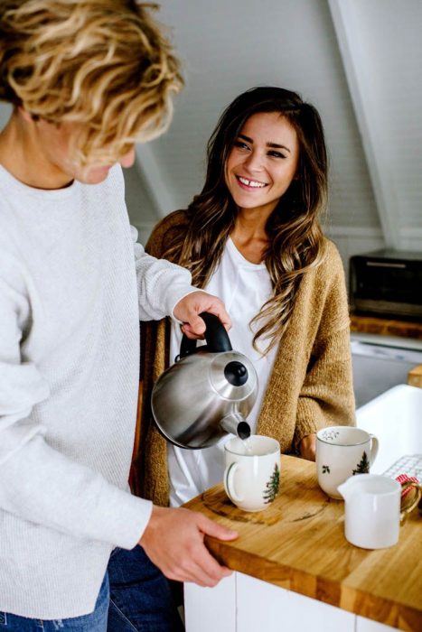 Chico le sirve café a su novia