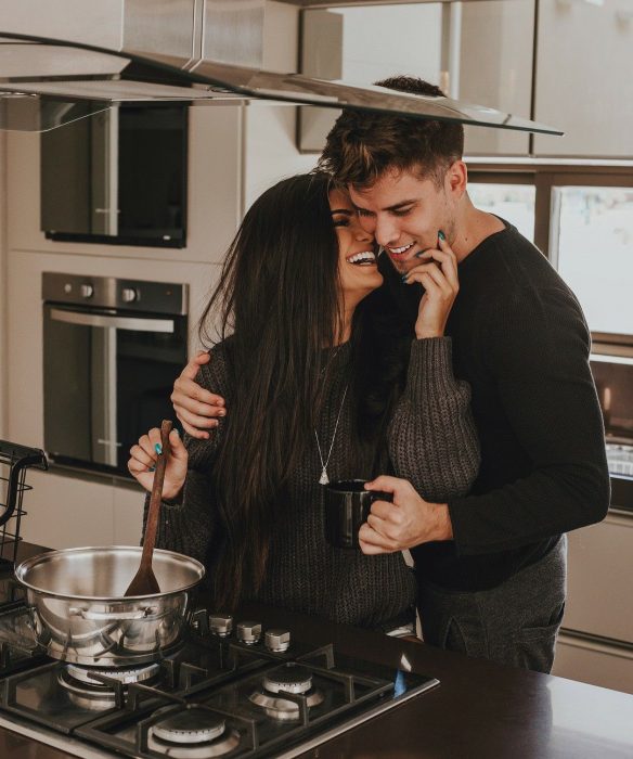 Pareja cocinando juntos