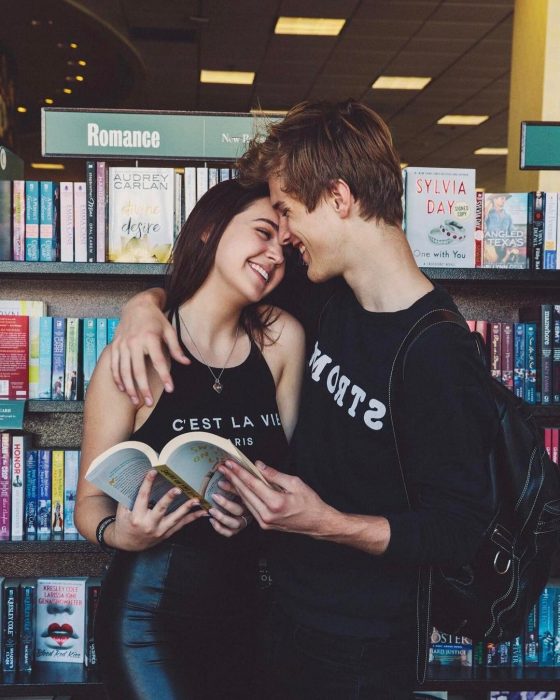 Pareja leyendo en la biblioteca