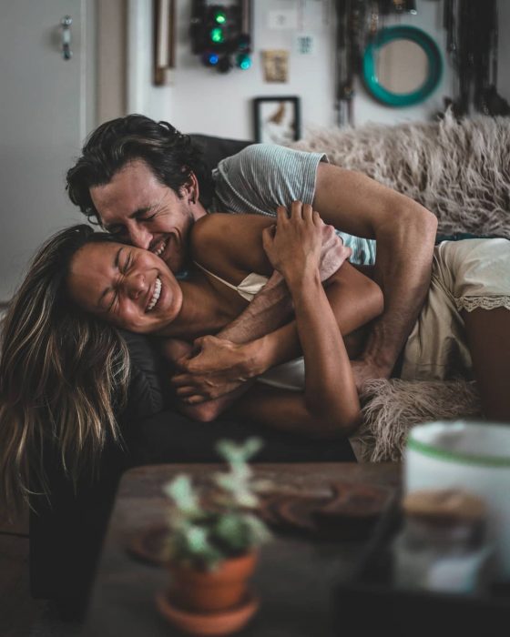 Pareja riendo feliz