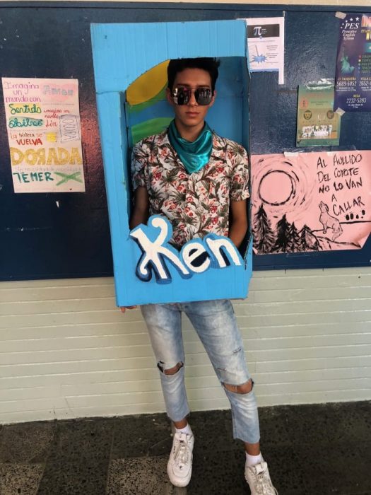 chico disfrazado de Ken 