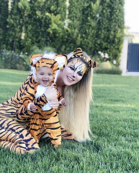 Khloe kardashian y su hija disfrazdas de tigres 