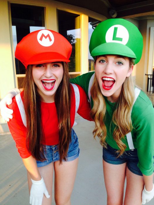 Amigas disfrazadas de Mario y Luigi