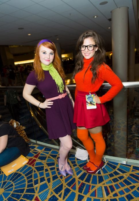 Amigas disfrazadas de Daphne y Velma