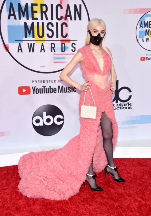 mujer con vestido rosa y tapabocas negro