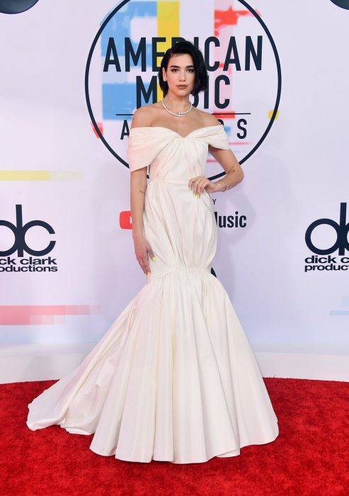 mujer con vestido blanco y cabello negro 