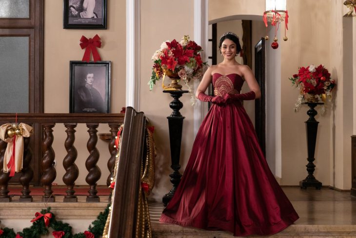 mujer con vestido rojo largo 