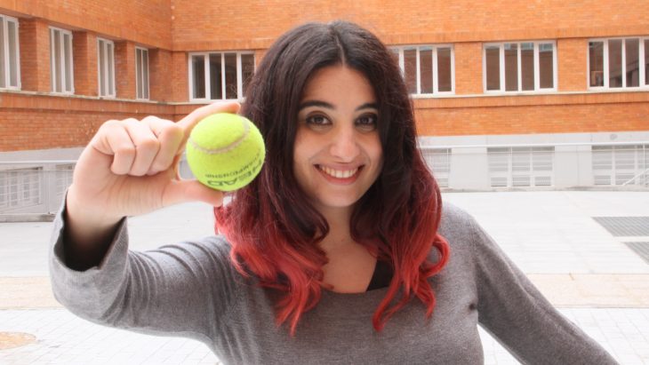 chica con pelota de tenis