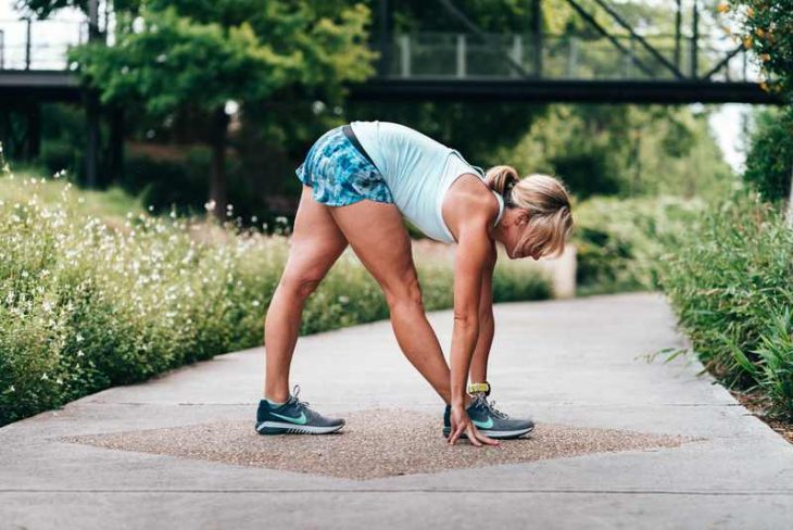 chica haciendo ejercicio