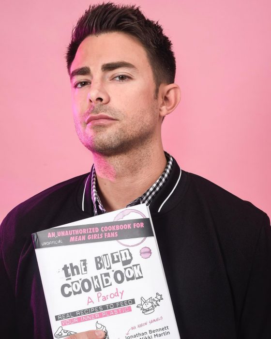 Aaron samuels sosteniendo un libro de cocina de chicas pesadas