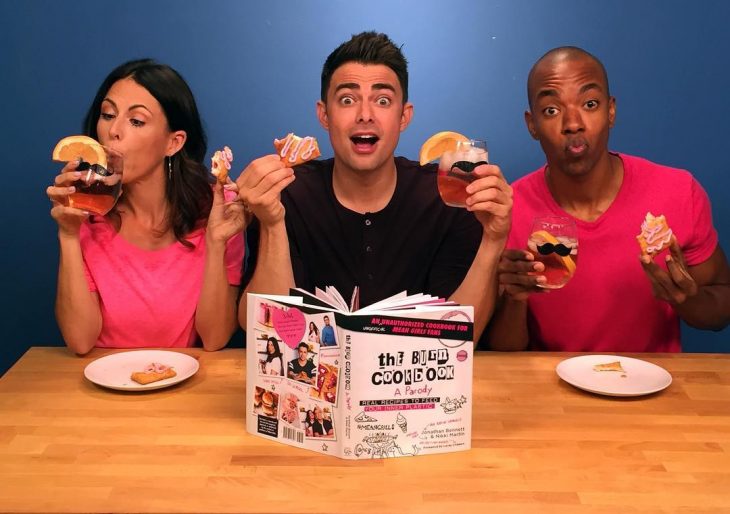 Aaron samuels comiendo lo que cocinó con el libro de cocina de chicas pesadas