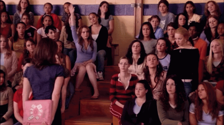 GIF escena de chicas pesadas donde levantan la mano al sentirse atacadas por regina george