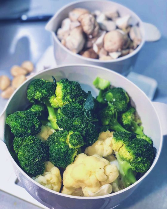 Recipientes blancos con brócoli, coliflor y champiñones