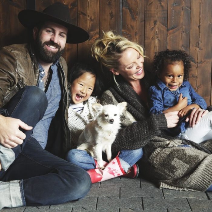 familia interracial posando para una foto de invierno