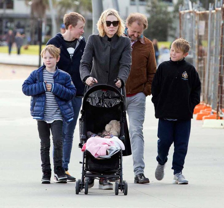 familia de seis miembros paseando por el parque 