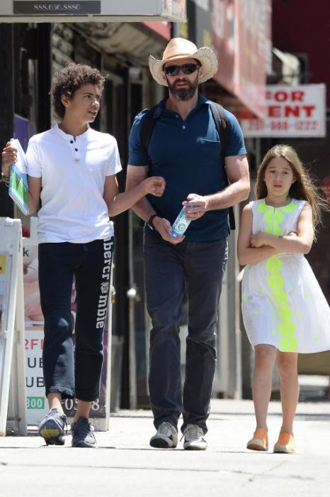 papá e hijos caminando para ir de compras 