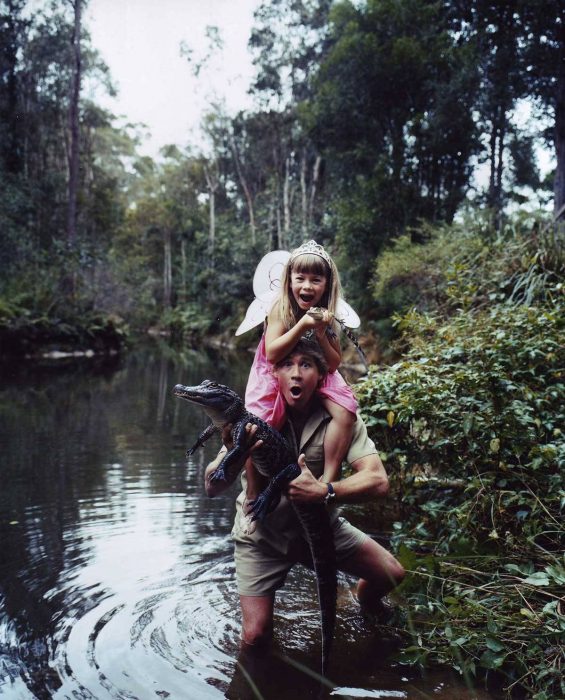 El Cazador de cocodrilos posando con su hija Bindi en 1996