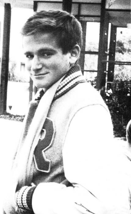 Robin Williams a sus 18 años posando para la foto del anuario