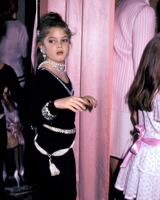 La pequeña Drew Barrymore en el desfile de modas de madres e hijas en 1983