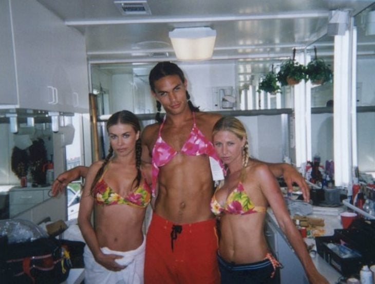 Jason Momoa modelando un bikini en 2003