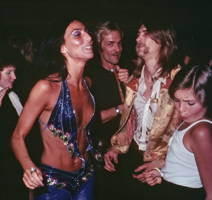 Cher bailando en una discoteca en 1970