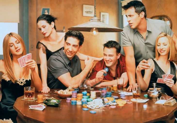 Escena de la serie Friends, chicos reunidos 