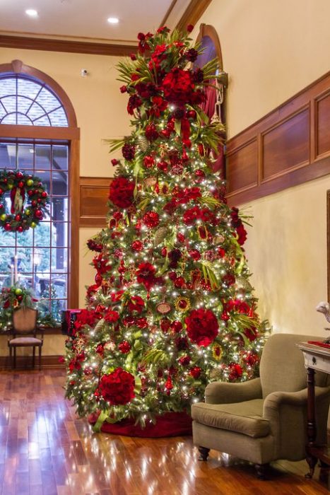 árbol de navidad decorado con colores rojos. Colocado en el hotel donde siempre es navidad