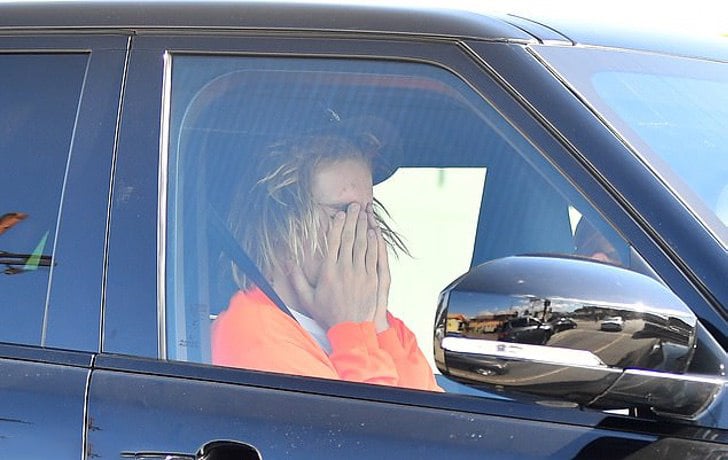 Justin Bieber llorando dentro de una camioneta mientras su esposa lo consuela 