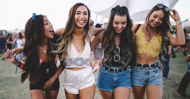 grupo de amigas en un concierto 