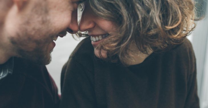 Pareja de enamorados mirándose a los ojos