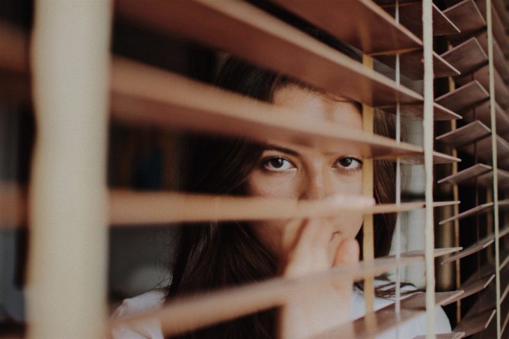 chica mirando por la ventana 