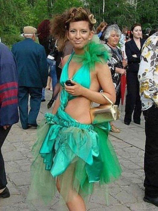 mujer con vestido verde corto 