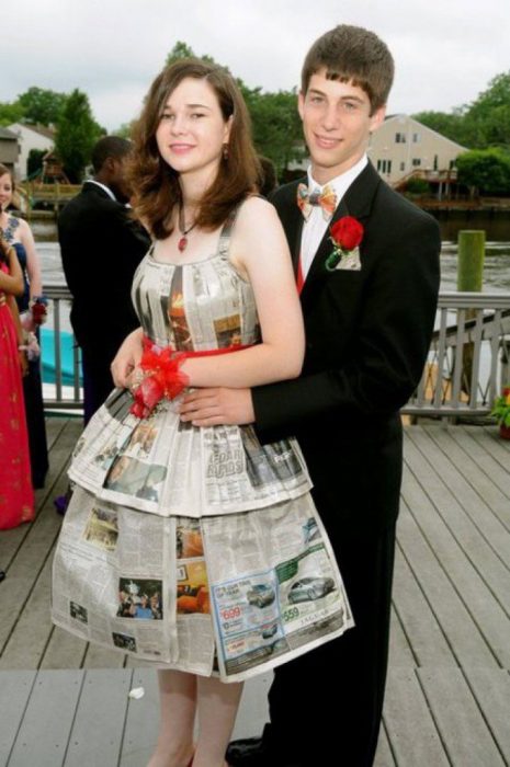 mujer con vestido de periódico 