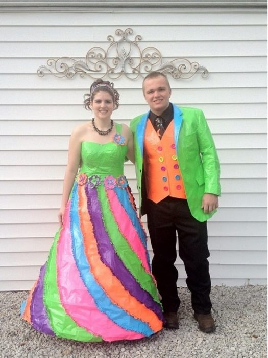 mujer con vestido verde de colores 