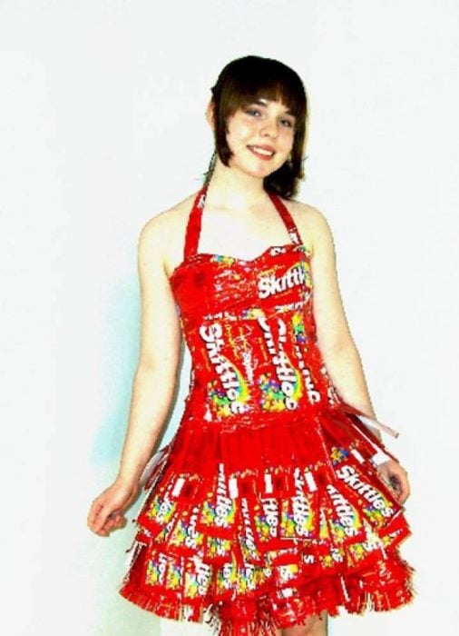 mujer con vestido rojo de skittles 