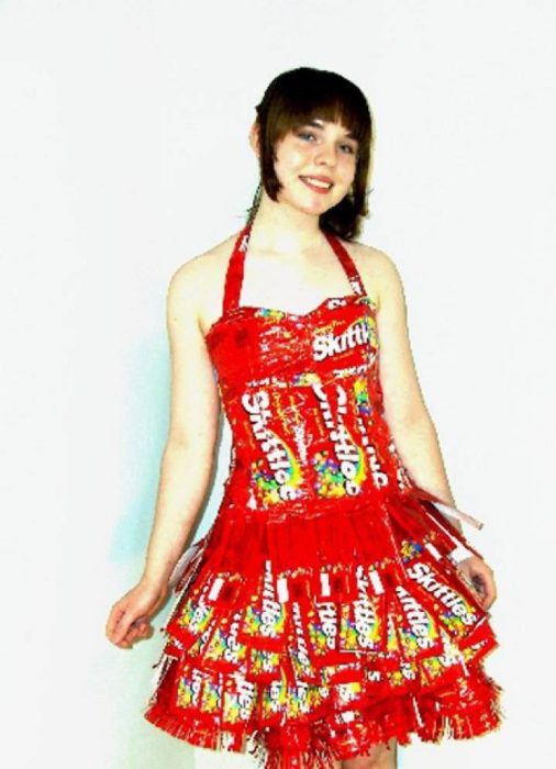 mujer con vestido rojo de skittles 