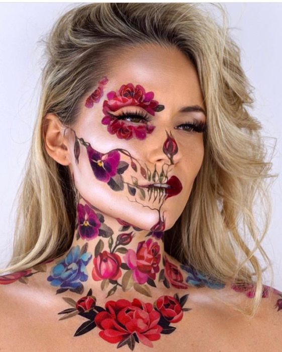 Chica rubia con maquillaje de calavera con flores, Catrina