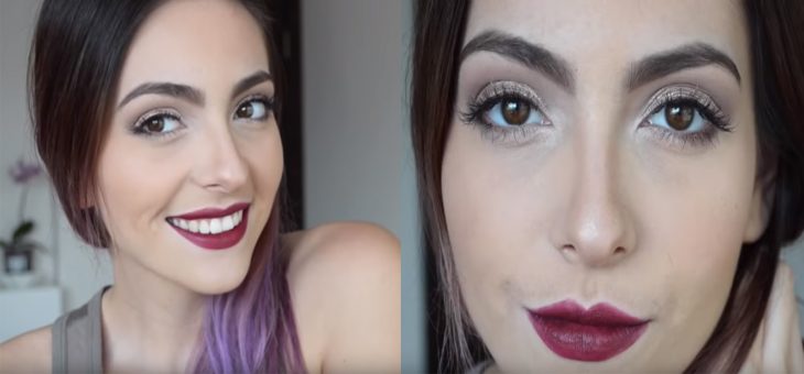 mujer blanca con cabello morado maquillaje labios rojos