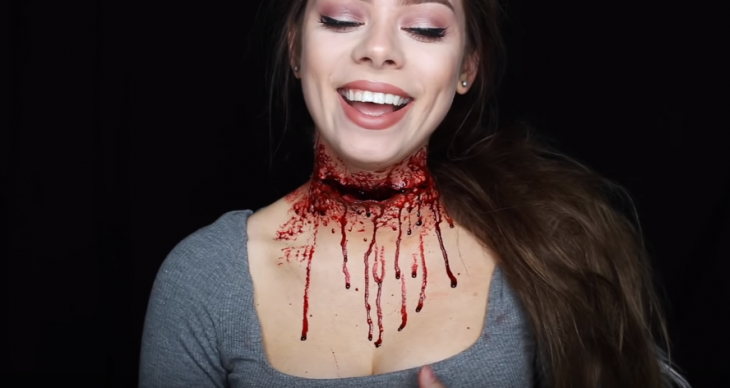 mujer con cuello cortado y sangre