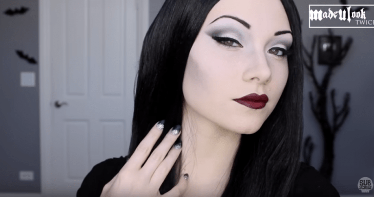 mujer con maquillaje blanco de morticia