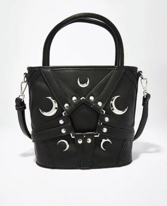 bolso negro con lunas y pentágono 