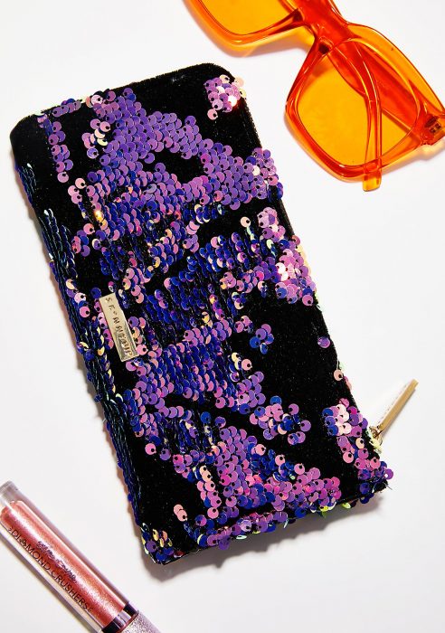 cartera con lentejuelas color morado y negro