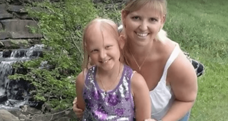 madre e hija con cabello rubio 