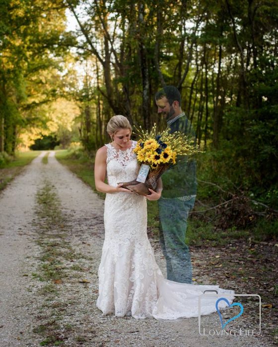 Chica sosteniendo un ramod e girasoles dentro de una bota mientras recuerda a su prometido fallecido 
