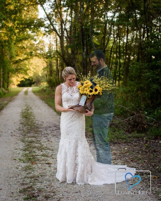 Chica sosteniendo un ramod e girasoles dentro de una bota mientras recuerda a su prometido fallecido 