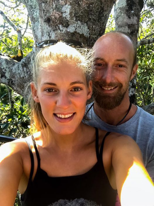 Iona Stewart y Martin Hill pareja que compro un camión y lo remodeló