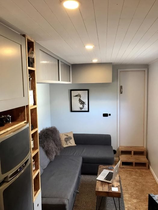 Camión remodelado con una sala